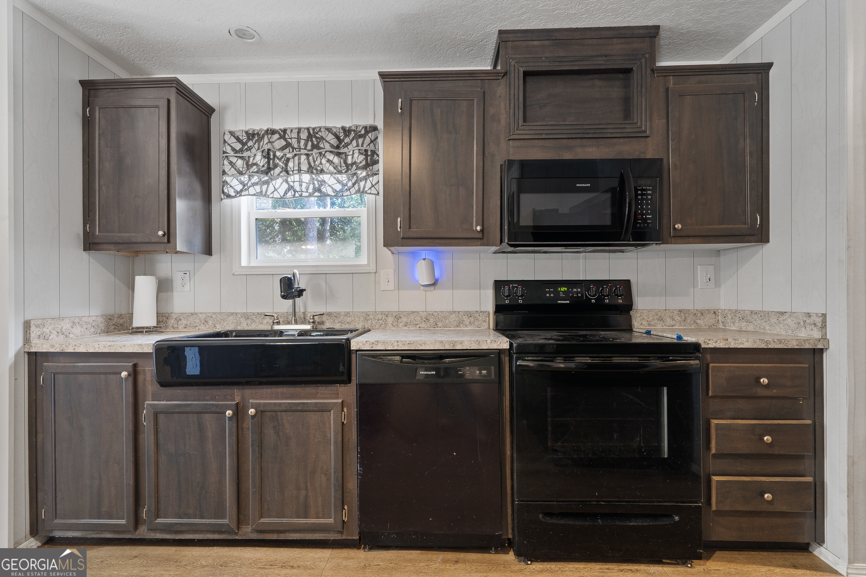280 Lakeview Drive Locust Grove, GA 30248 - Photo 14 of 43 a kitchen with a stove and a microwave