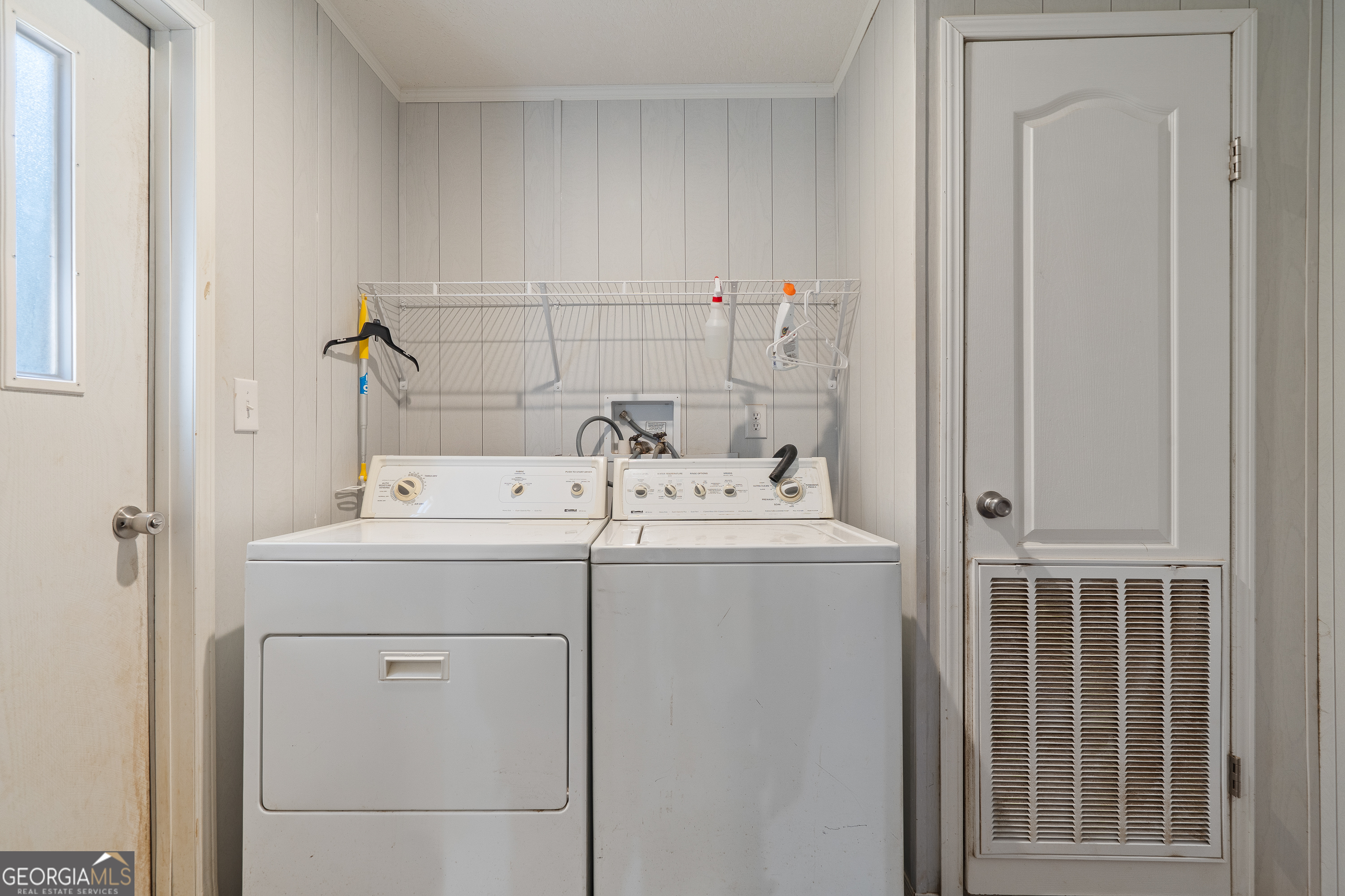 280 Lakeview Drive Locust Grove, GA 30248 - Photo 17 of 43 a utility room with dryer and washer