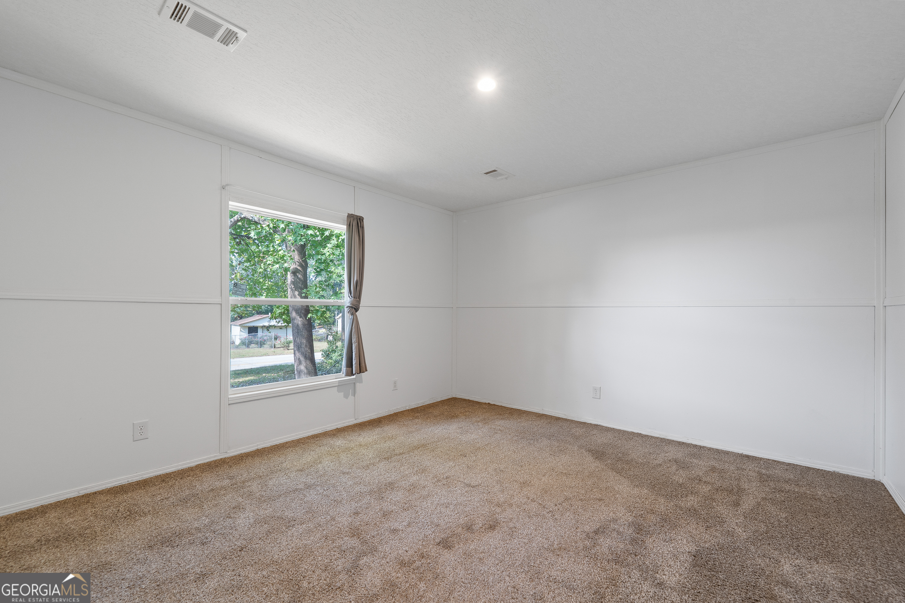 280 Lakeview Drive Locust Grove, GA 30248 - Photo 22 of 43 an empty room with a window