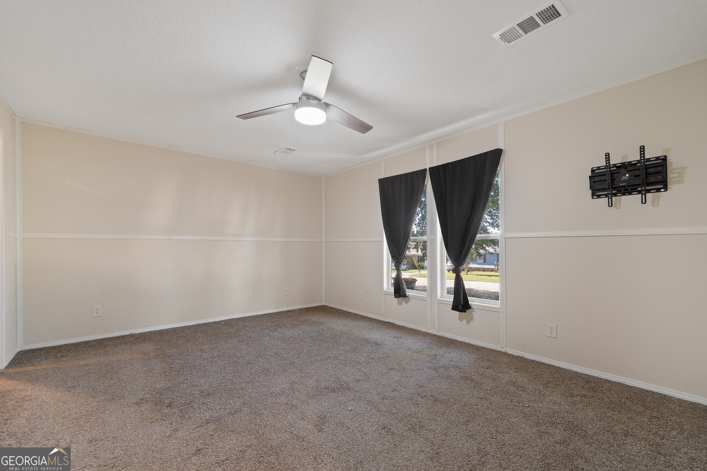 280 Lakeview Drive Locust Grove, GA 30248 - Photo 24 of 43 an empty room with windows and cabinet