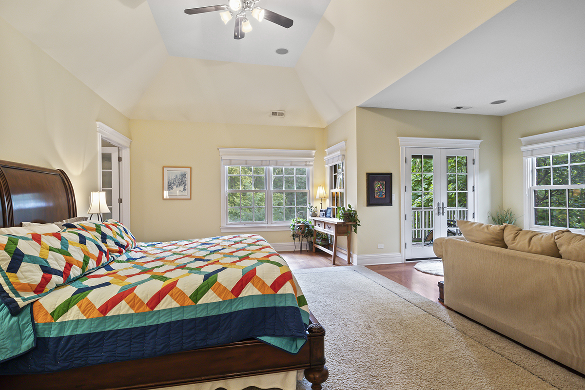 411 Selborne Road Riverside, IL 60546 - Photo 29 of 84 a bedroom with a bed and a couch