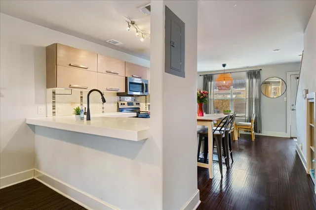 $1,840 | 1101 Grove Boulevard, Unit 203, Austin, TX 78741