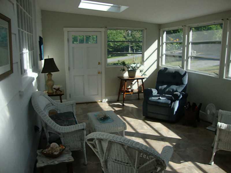 385 3rd Beach Road Middletown, RI 02842 - Photo 2 of 17 Entry.