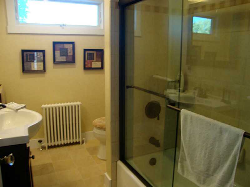 385 3rd Beach Road Middletown, RI 02842 - Photo 10 of 17 Bathroom.