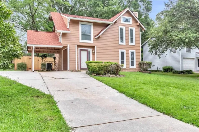 a view of a house with yard and plants