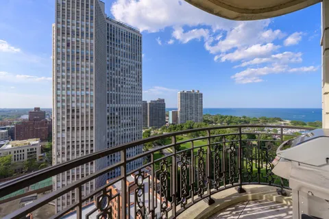 $2,999,000 | 2550 North Lakeview Avenue, Unit N1904, Chicago, IL 60614