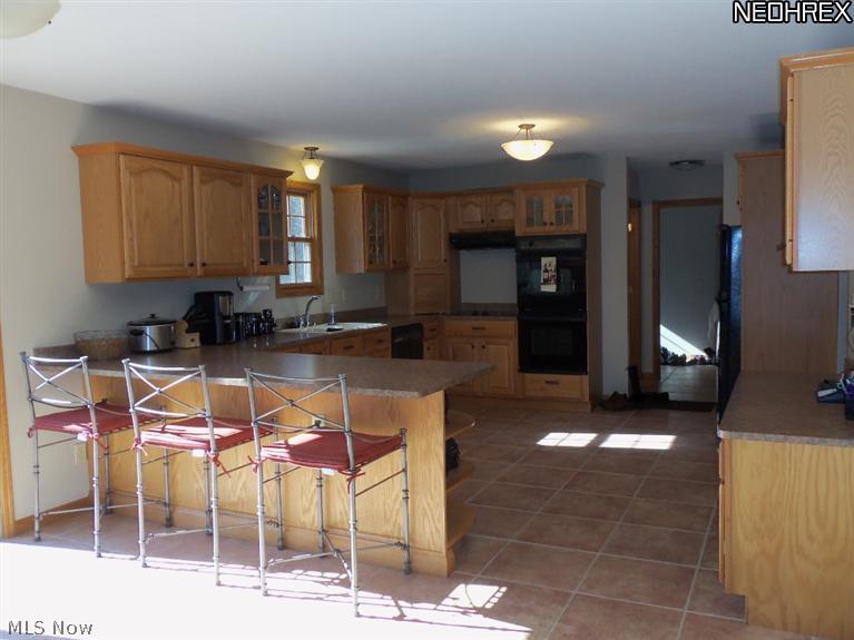 17171 Reeves Road Middlefield, OH 44062 - Photo 3 of 25 Breakfast Bar