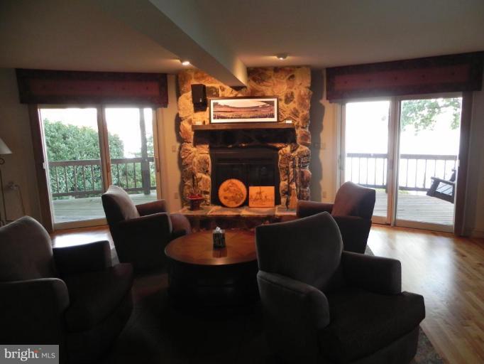 3023 Friends Road Annapolis, MD 21401 - Photo 6 of 6 Living Room