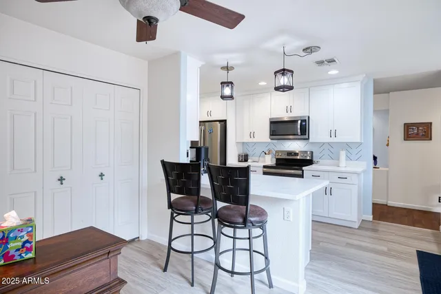 a view of entryway with a rug