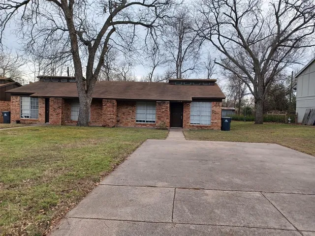 a front view of house with yard