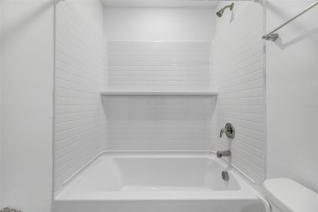 1009 Spotted Egret Loop Ruskin, FL 33570 - Photo 24 of 33 a close up of a bathtub