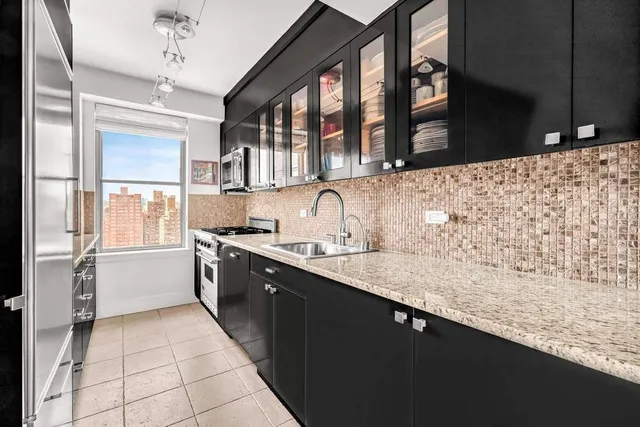 $1,899,000 | 169 East 69th Street, Unit 19A | Lenox Hill
