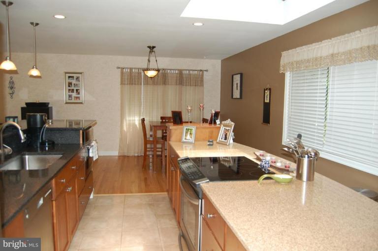 2304 Fox Fire Court Reston, VA 20191 - Photo 6 of 27 Kitchen/Dining Room