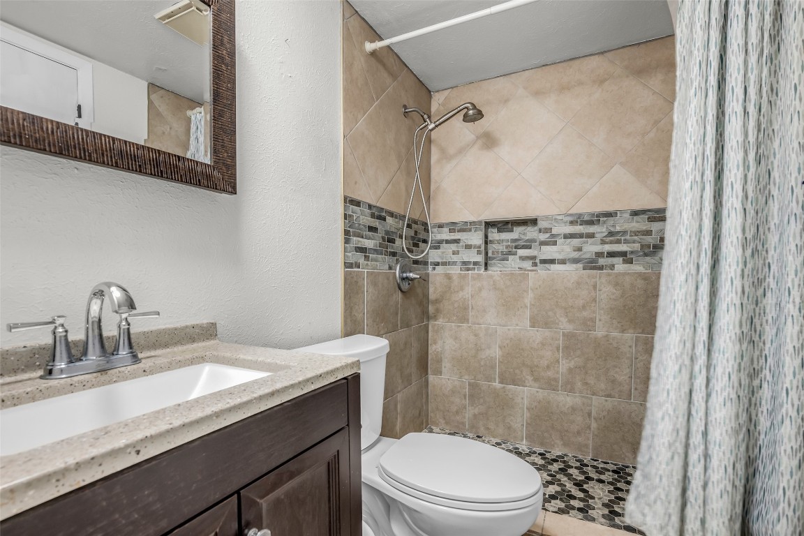 17031 Seven Pines Drive Spring, TX 77379 - Photo 21 of 28 Primary Bathroom with second vanity area.
