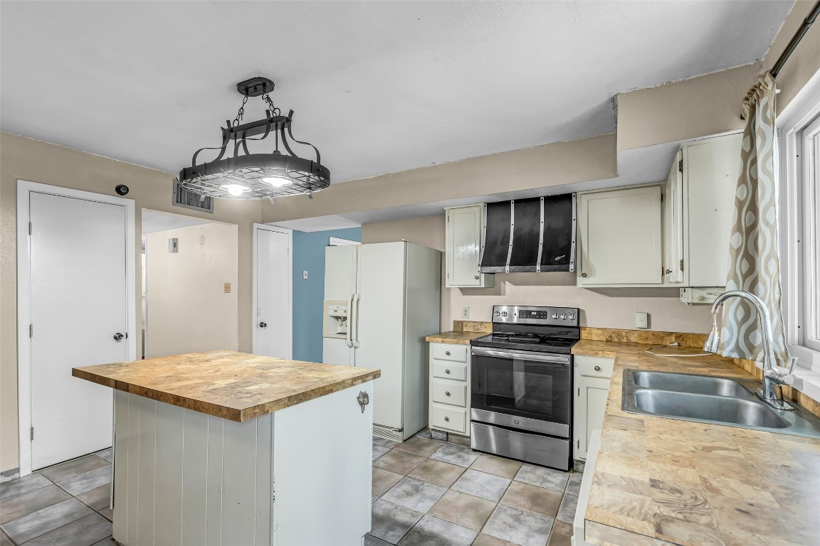 17031 Seven Pines Drive Spring, TX 77379 - Photo 5 of 28 Open And Bright Kitchen