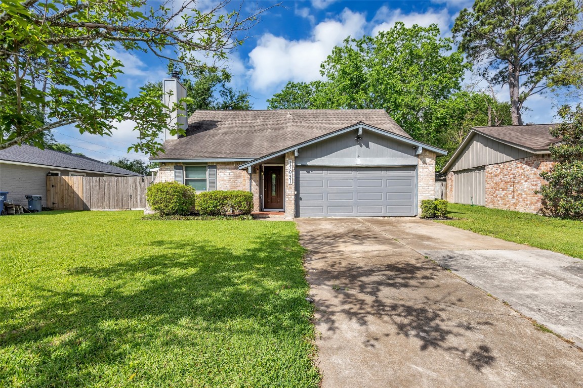 17031 Seven Pines Drive Spring, TX 77379 - Photo 7 of 28 Spacious Front Yard