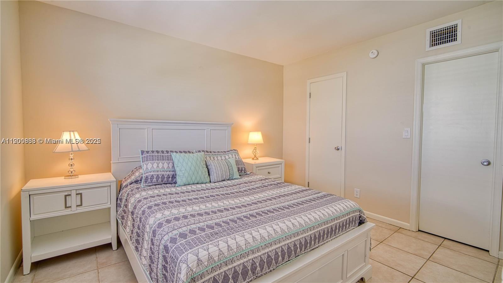 2900 Banyan Street, Unit 408 Fort Lauderdale, FL 33316 - Photo 19 of 29 a bedroom with a bed and a lamp