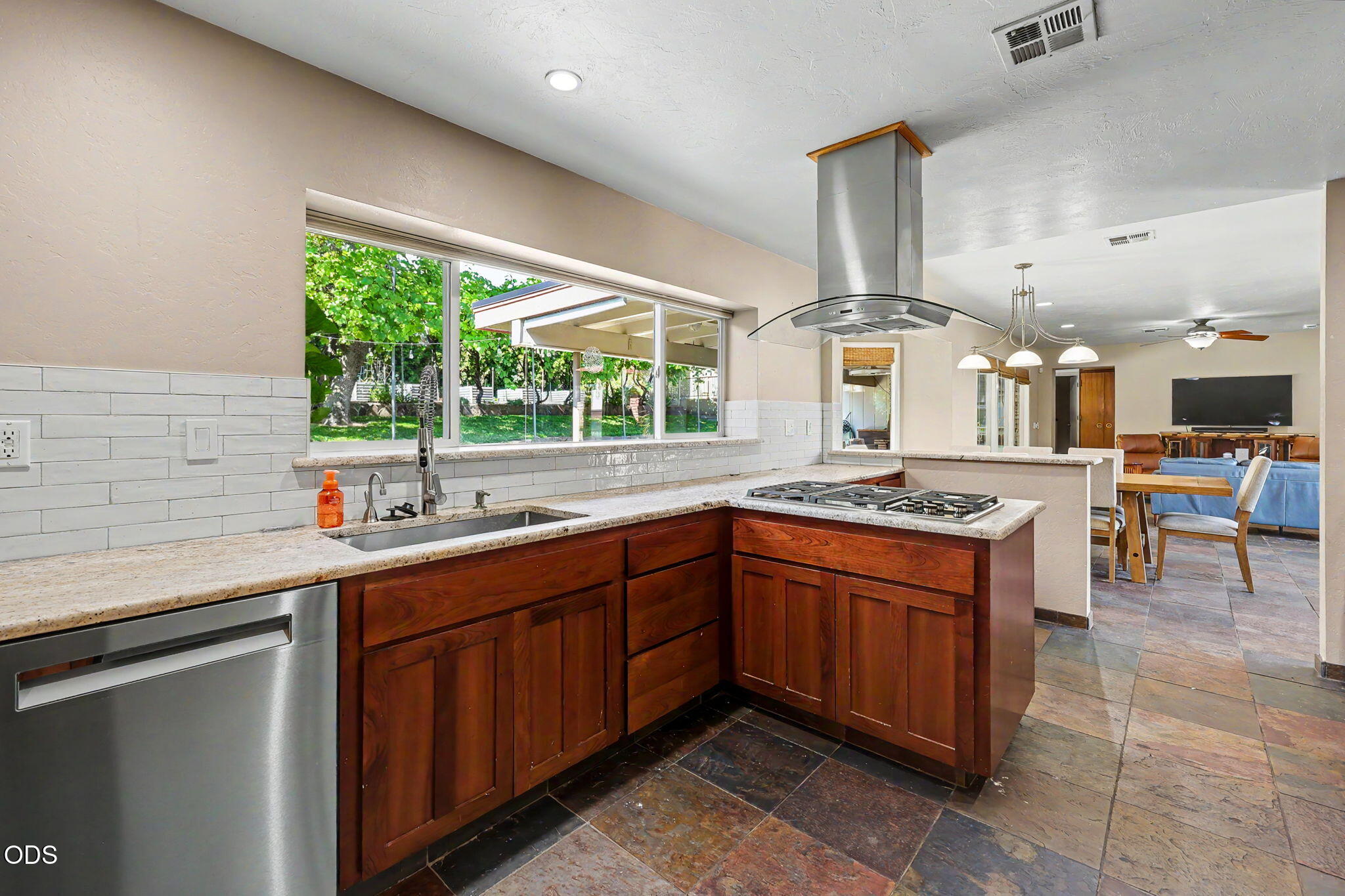 2639 Hillcrest Road Medford, OR 97504 - Photo 5 of 44