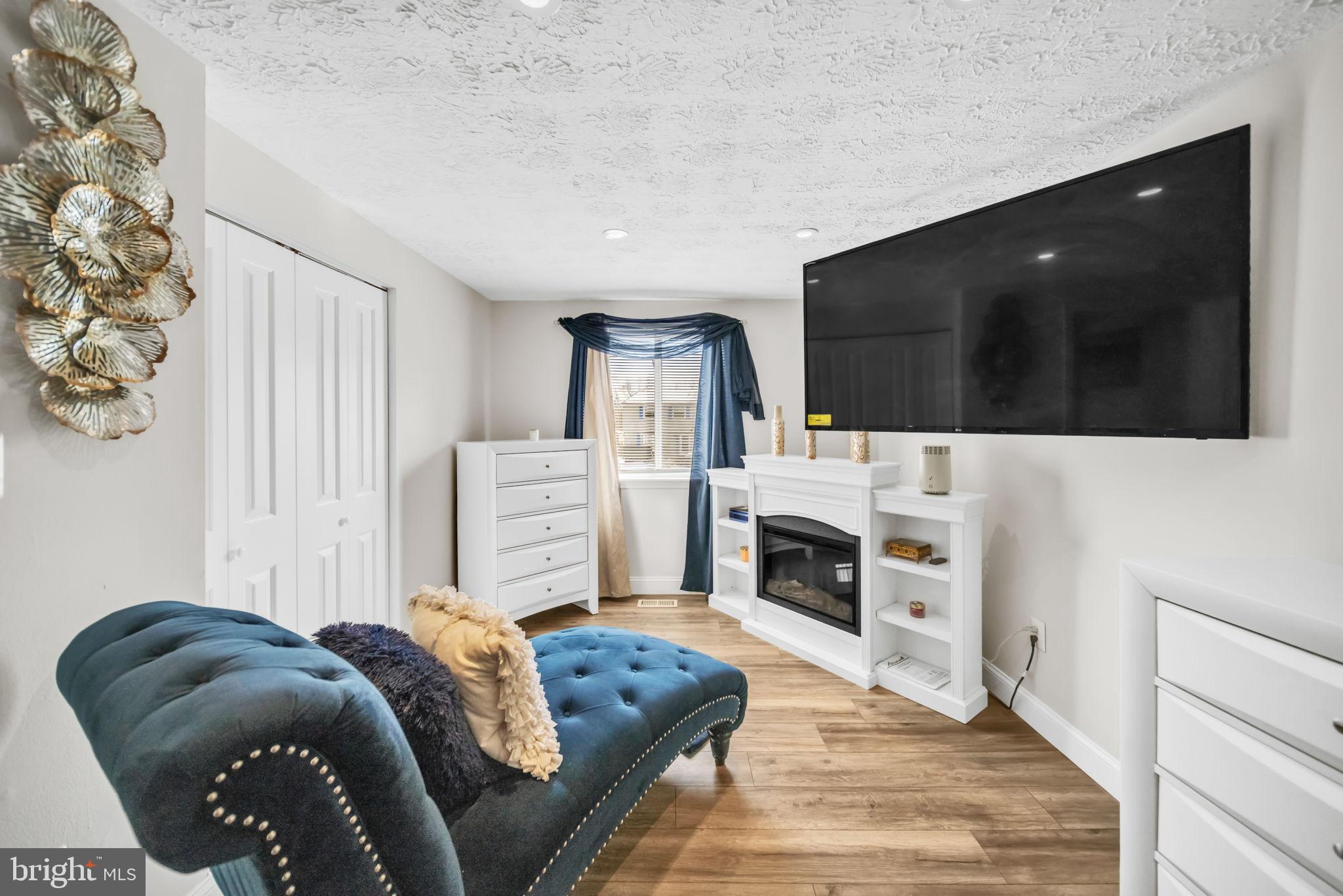 6206 Clinton Way Clinton, MD 20735 - Photo 12 of 31 Cozy retreat in primary bedroom.