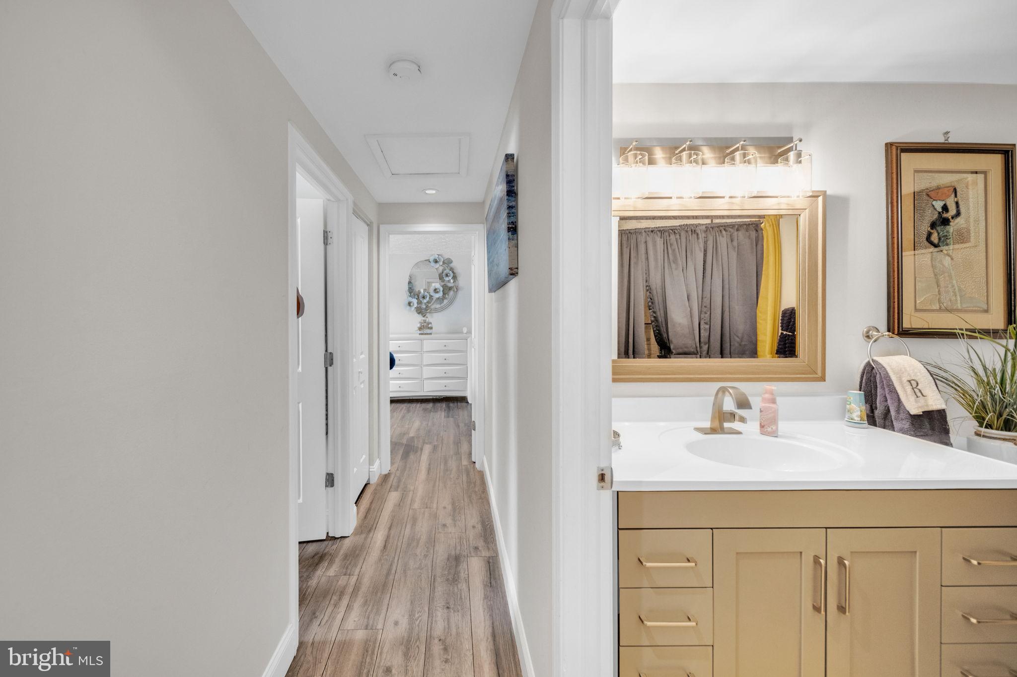 6206 Clinton Way Clinton, MD 20735 - Photo 15 of 31 Main level full bathroom.
