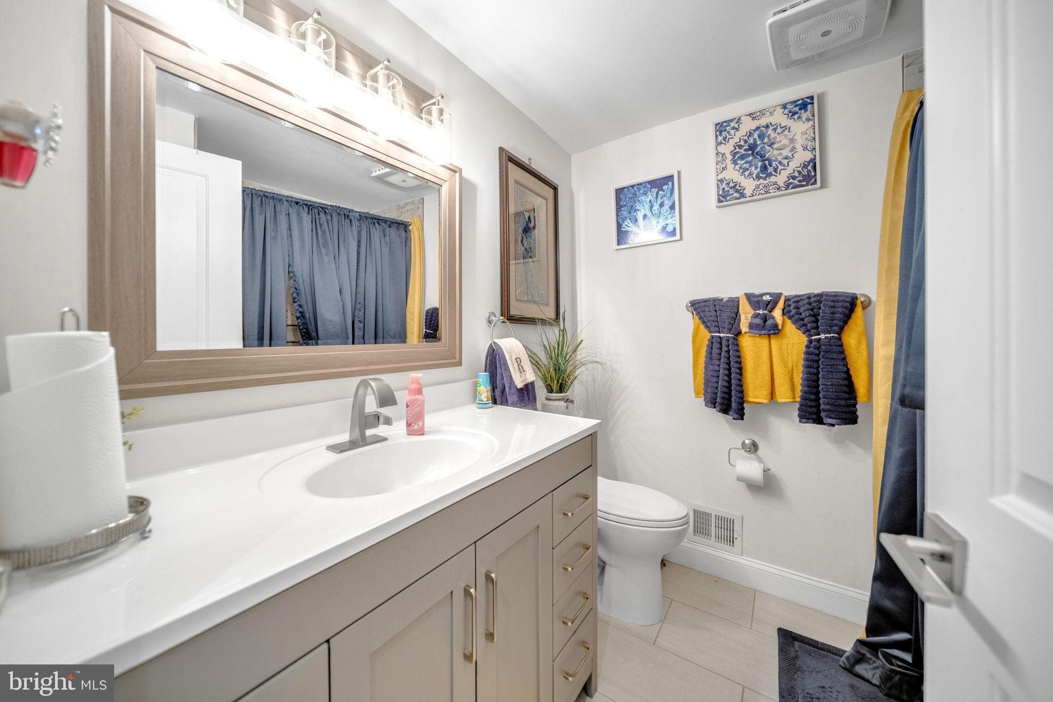 6206 Clinton Way Clinton, MD 20735 - Photo 16 of 31 Main level full bathroom.