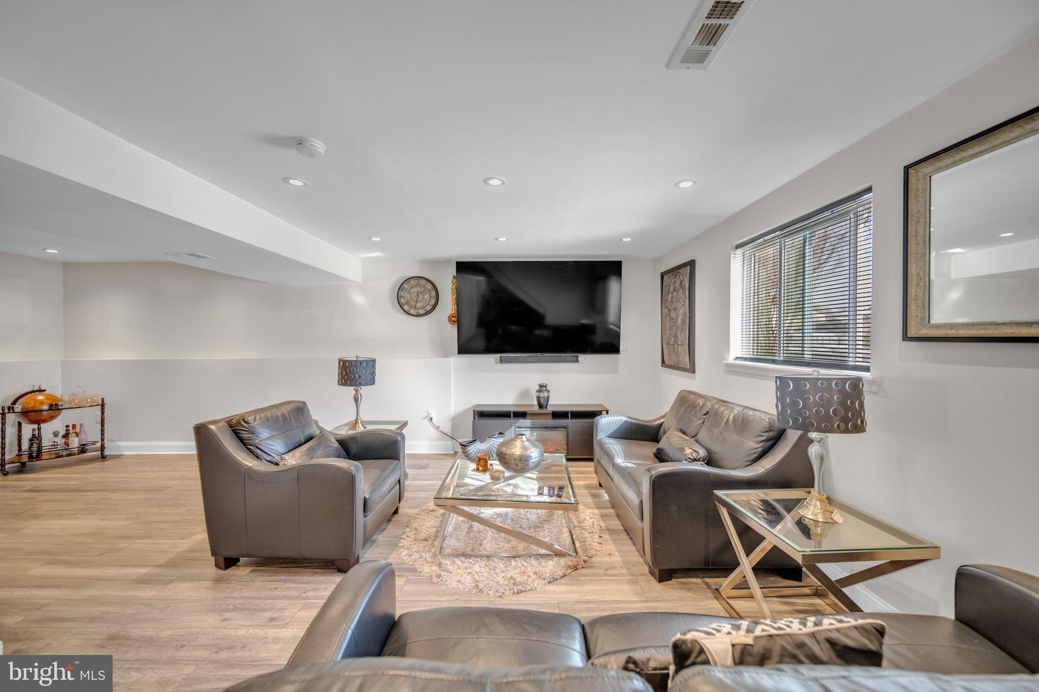 6206 Clinton Way Clinton, MD 20735 - Photo 4 of 31 Lower level family room.