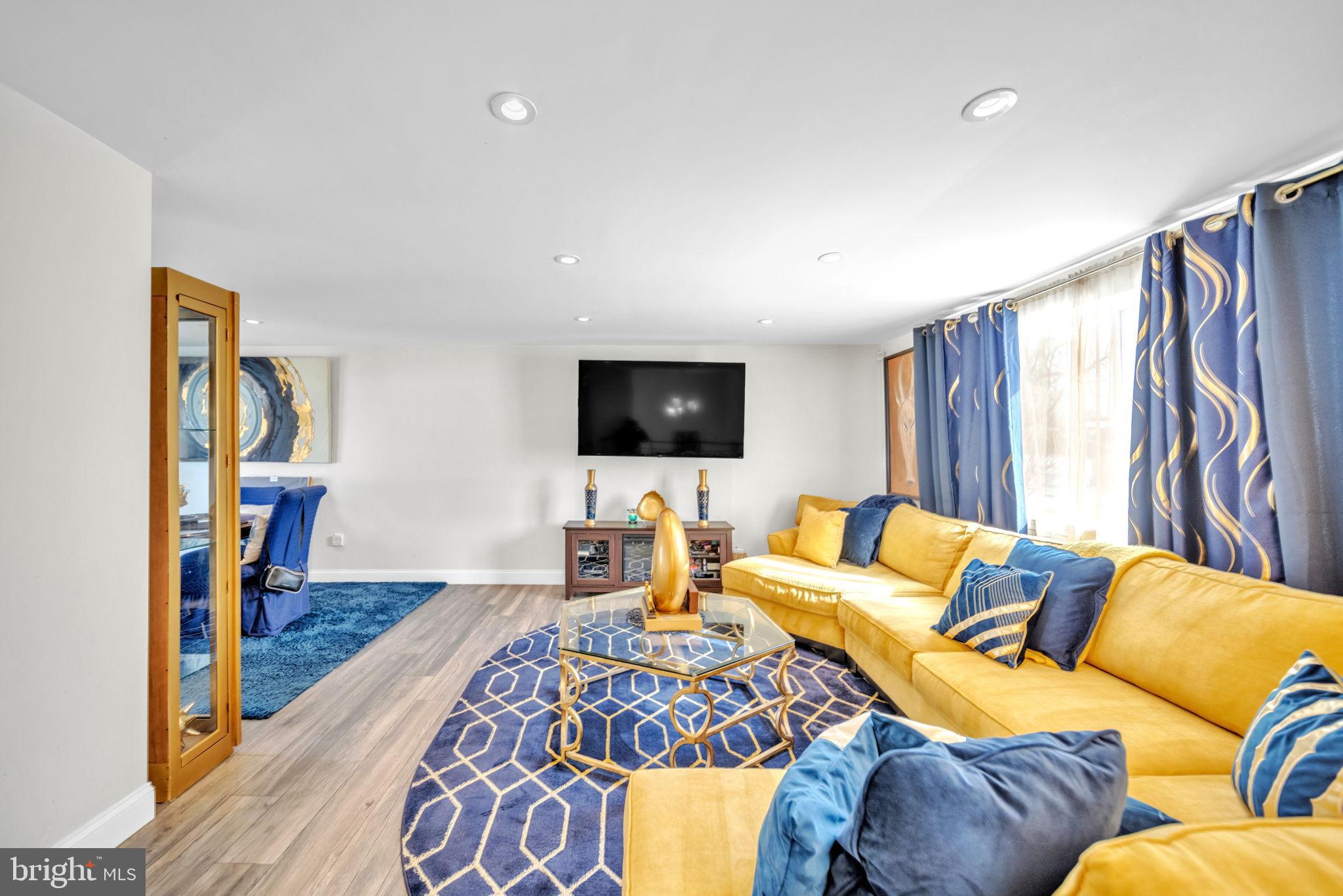 6206 Clinton Way Clinton, MD 20735 - Photo 6 of 31 Living space with recessed lighting.