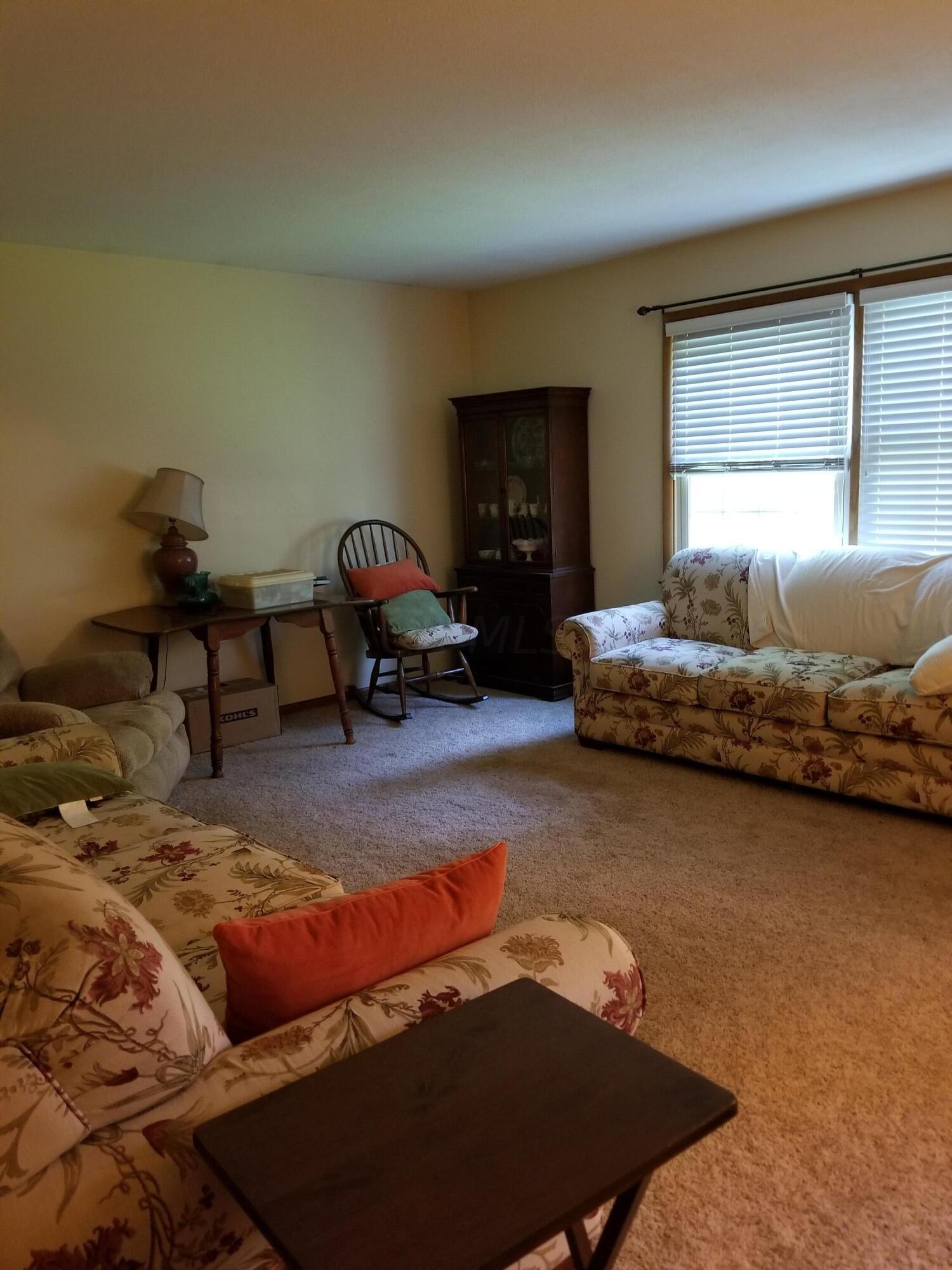 460 Jefferson Road Newark, OH 43055 - Photo 8 of 21 Living Room