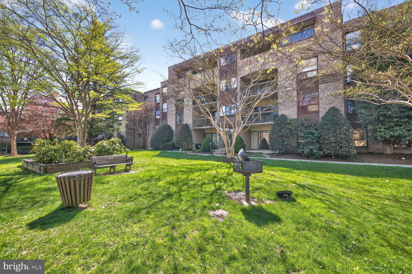 421 Christopher Avenue, Unit 2 Gaithersburg, MD 20879 - Photo 3 of 25 Faces courtyard