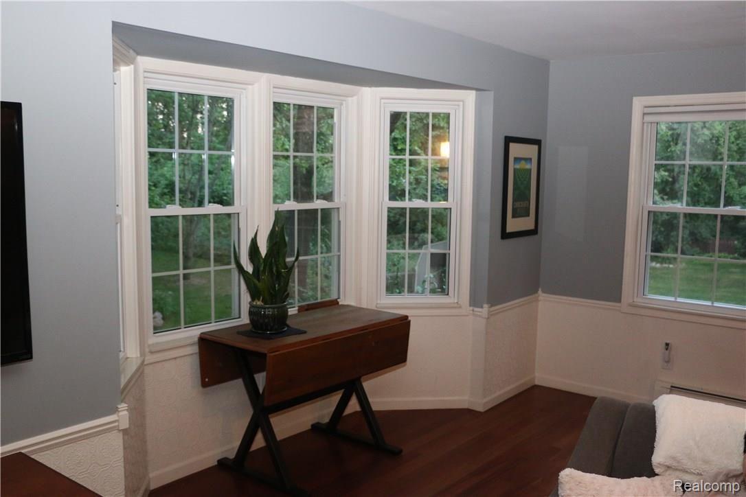 9404 Mabley Hill Road Fenton, MI 48430 - Photo 20 of 46 Family room bay window overlooking pond.