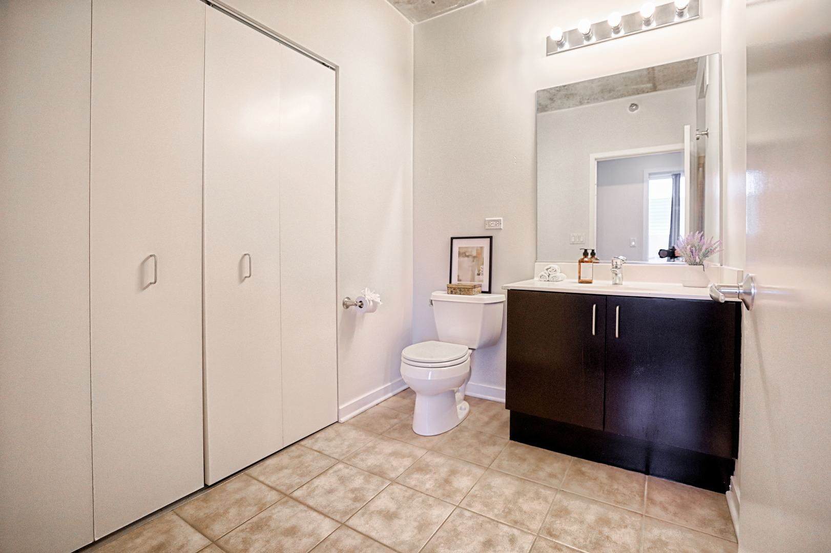 611 South Wells Street, Unit 1507 Chicago, IL 60607 - Photo 12 of 20 a bathroom with a toilet a sink and mirror