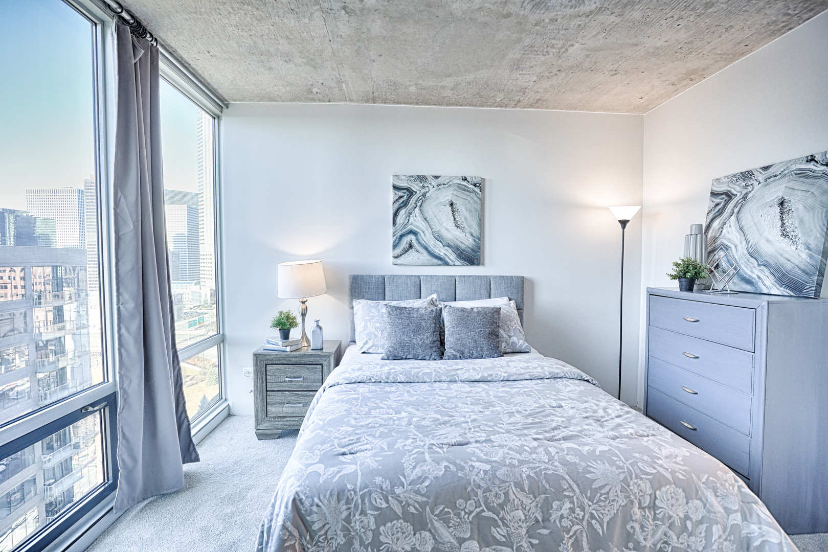 611 South Wells Street, Unit 1507 Chicago, IL 60607 - Photo 13 of 20 a bedroom with a large bed and a window