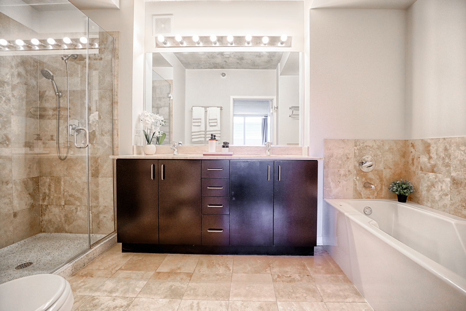 611 South Wells Street, Unit 1507 Chicago, IL 60607 - Photo 16 of 20 a bathroom with a tub shower and sink