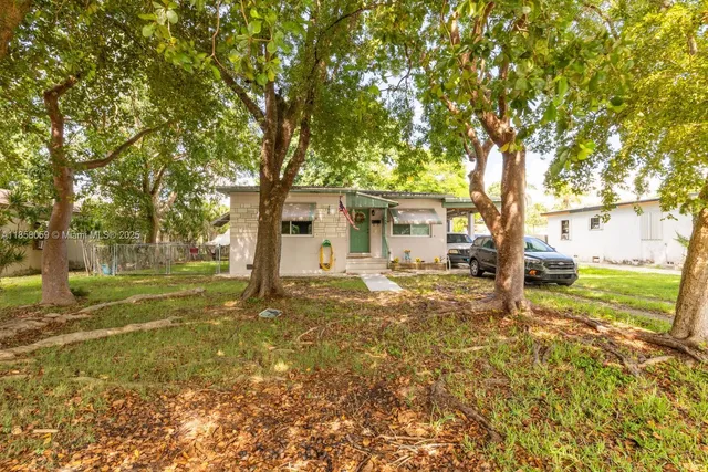 a view of a house with a yard
