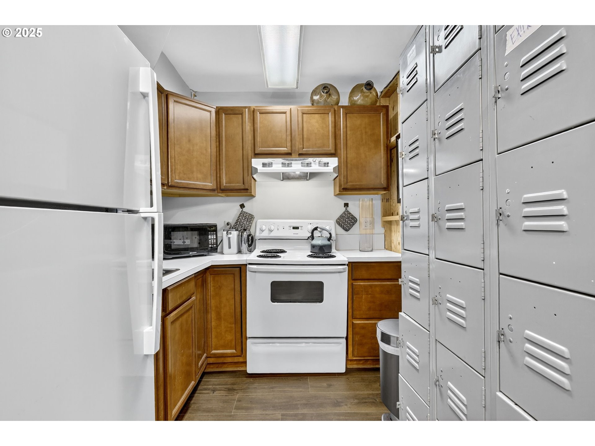 1104 Southwest Columbia Street, Unit 1 Portland, OR 97201 - Photo 8 of 20 a kitchen with a stove and a refrigerator