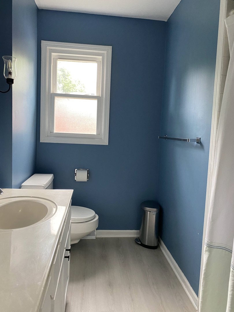 1408 Killdeer Drive Naperville, IL 60565 - Photo 25 of 43 a bathroom with a toilet a sink and a bathtub