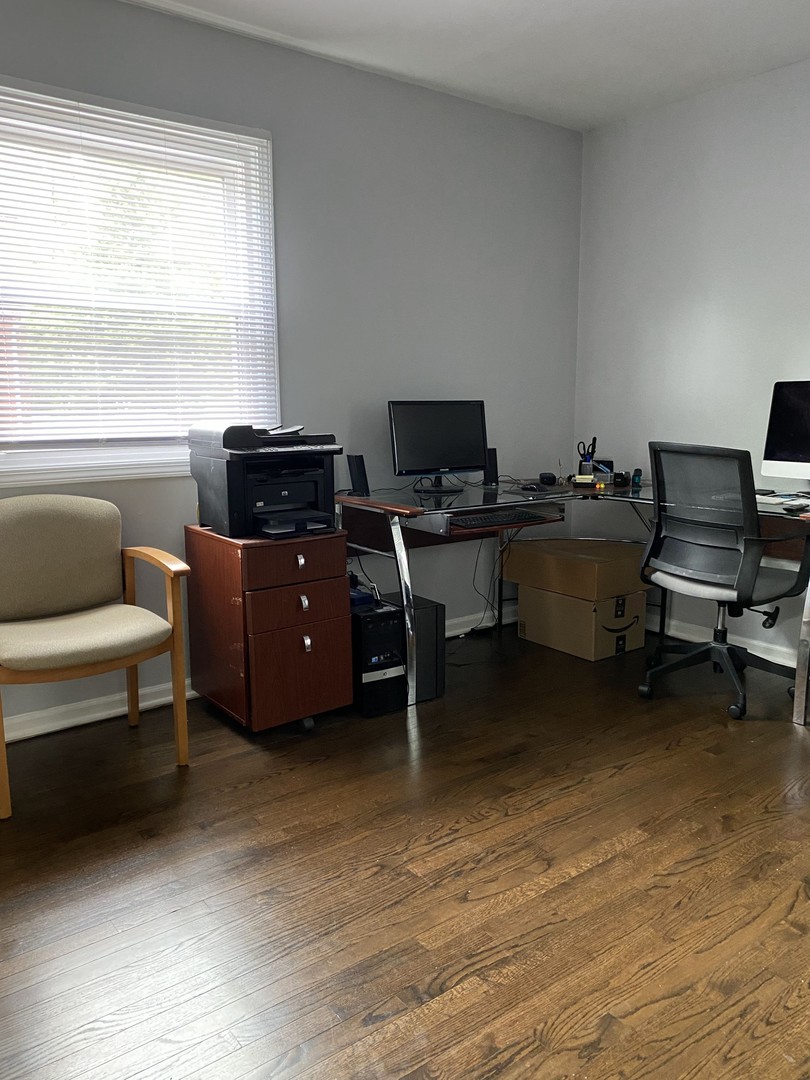 1408 Killdeer Drive Naperville, IL 60565 - Photo 34 of 43 a livingroom with workspace and a window