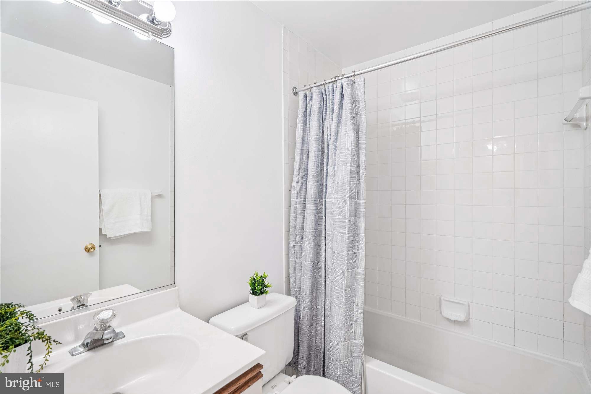 986 Breakwater Drive Annapolis, MD 21403 - Photo 13 of 31 a bathroom with a sink and a mirror