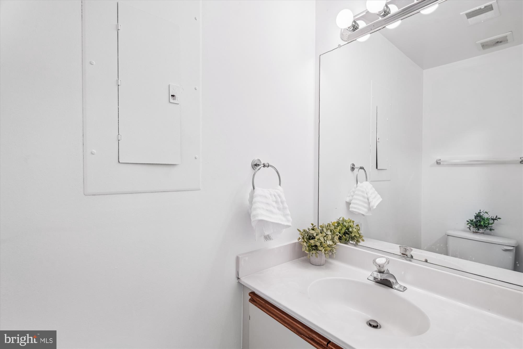 986 Breakwater Drive Annapolis, MD 21403 - Photo 14 of 31 a bathroom with a sink and a mirror