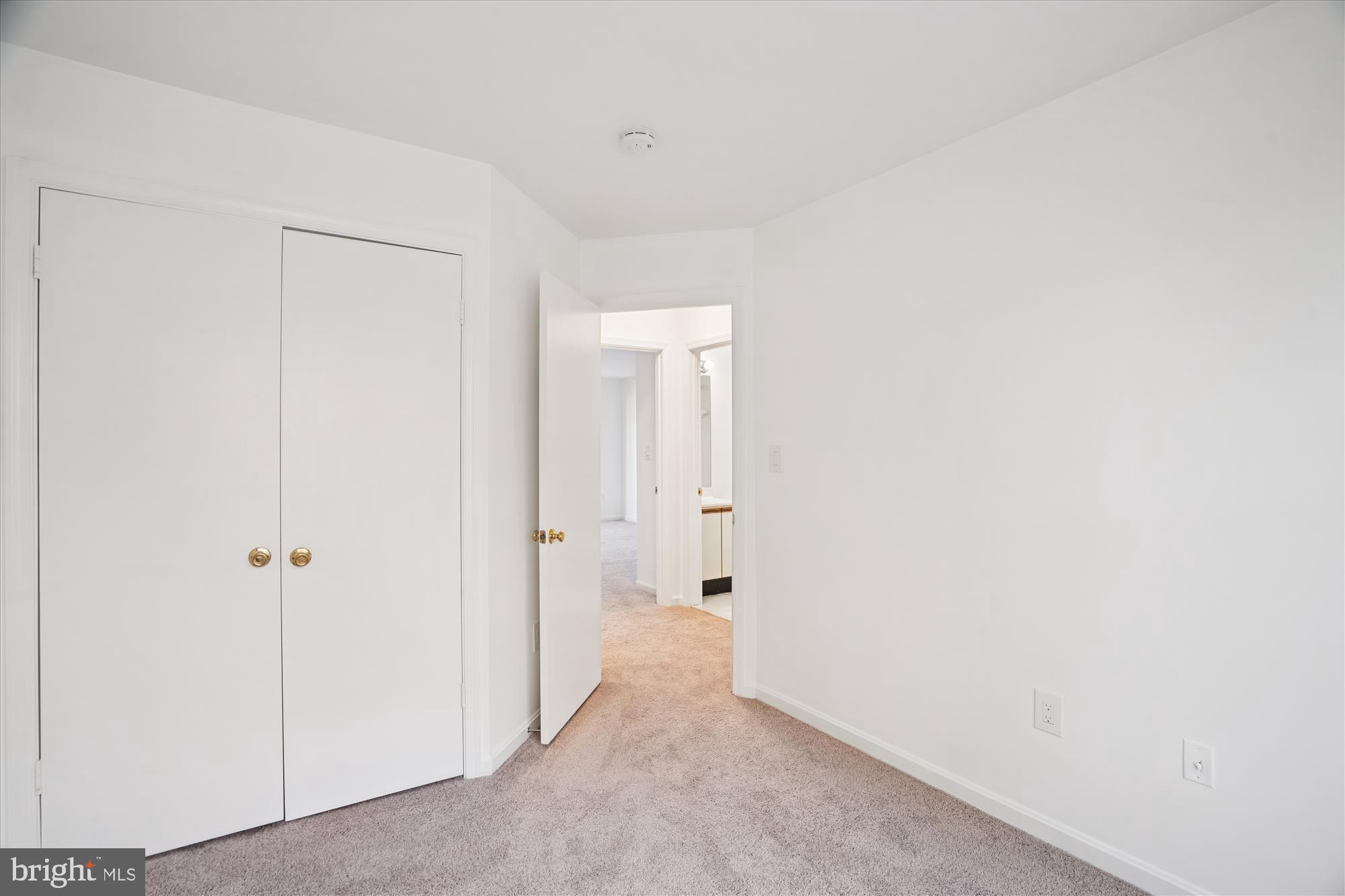 986 Breakwater Drive Annapolis, MD 21403 - Photo 18 of 31 a view of a hallway with closet