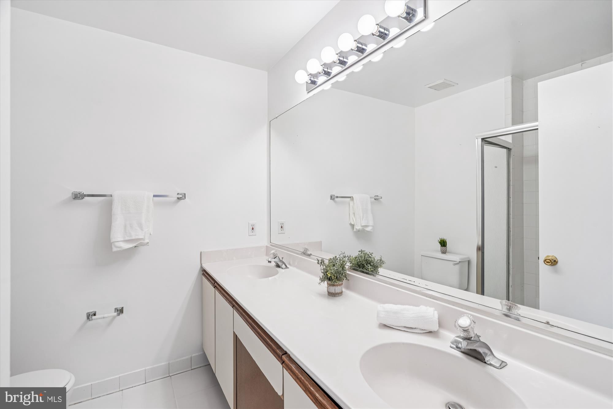 986 Breakwater Drive Annapolis, MD 21403 - Photo 19 of 31 a bathroom with a sink and a mirror