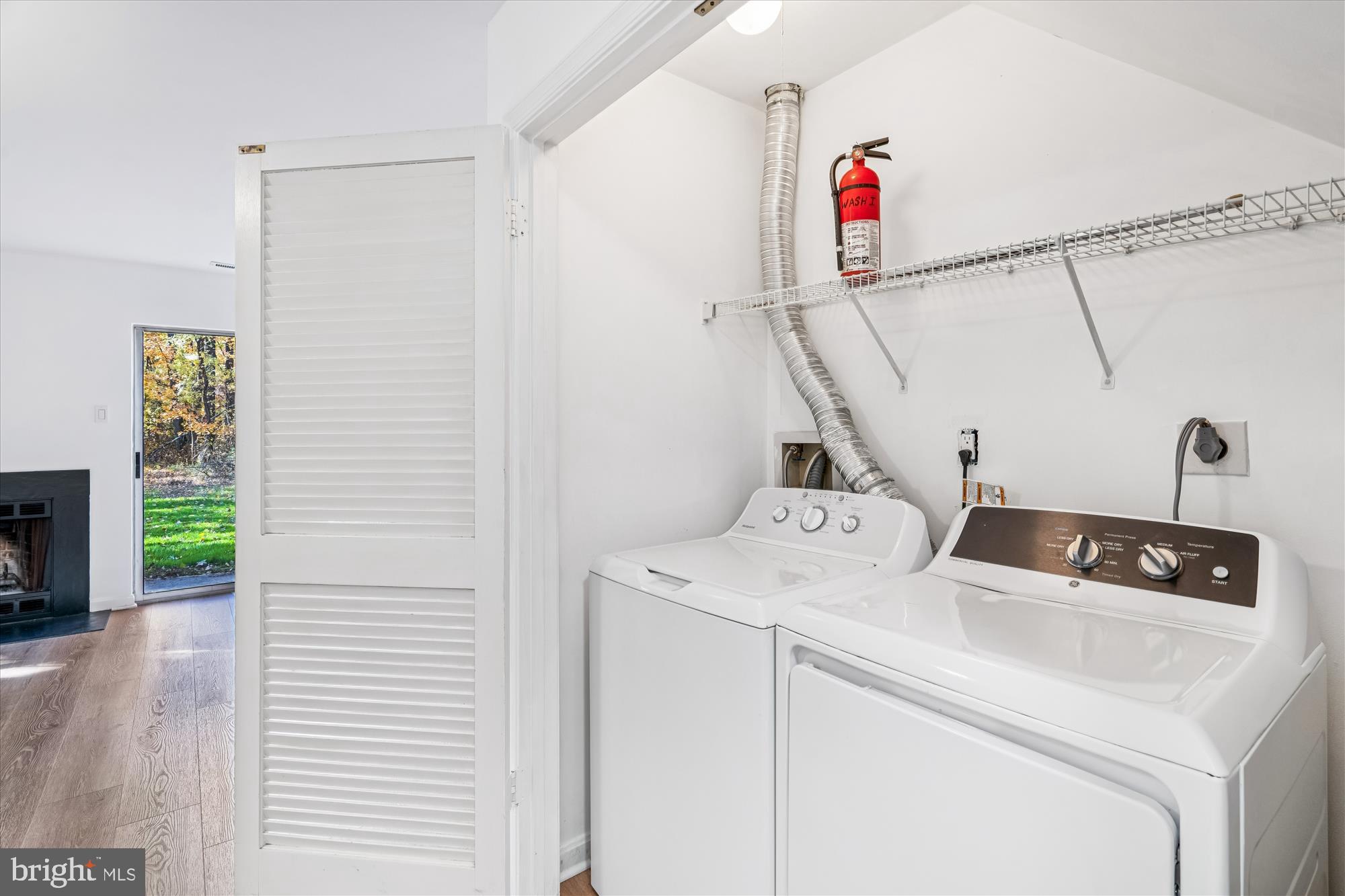 986 Breakwater Drive Annapolis, MD 21403 - Photo 20 of 31 a utility room with dryer and washer