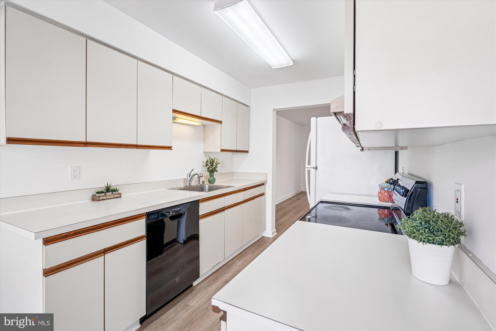 986 Breakwater Drive Annapolis, MD 21403 - Photo 5 of 31 a kitchen with a sink and cabinets