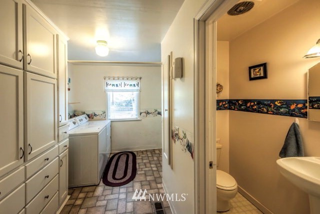 9590 Smith Springs Road Prescott, WA 99348 - Photo 13 of 40 a bathroom with double vanity and a shower
