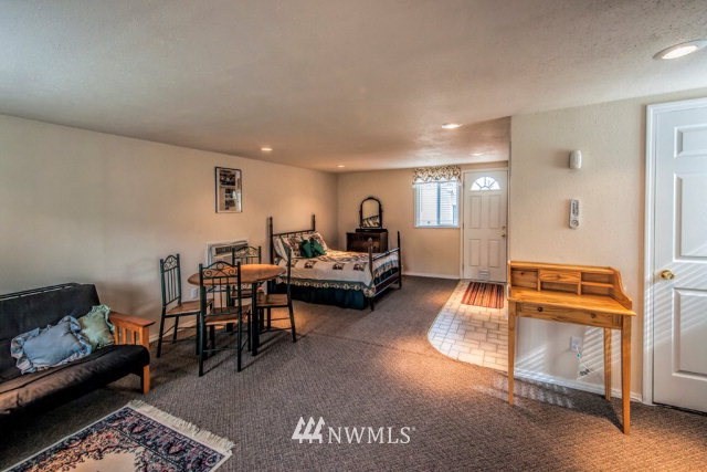 9590 Smith Springs Road Prescott, WA 99348 - Photo 21 of 40 a living room with furniture and a table