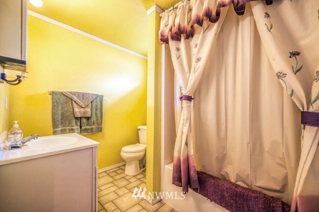 9590 Smith Springs Road Prescott, WA 99348 - Photo 23 of 40 a bathroom with a sink toilet and shower