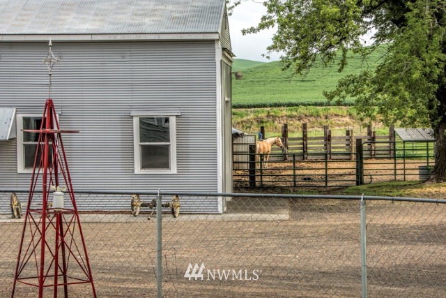9590 Smith Springs Road Prescott, WA 99348 - Photo 24 of 40 a view of a balcony
