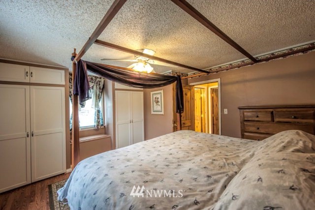 9590 Smith Springs Road Prescott, WA 99348 - Photo 9 of 40 a bedroom with a bed and a dresser