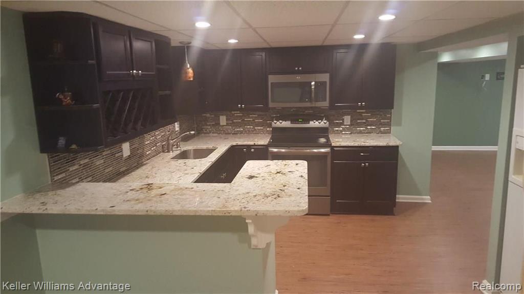 31000 Oak Valley Drive Farmington Hills, MI 48331 - Photo 13 of 19