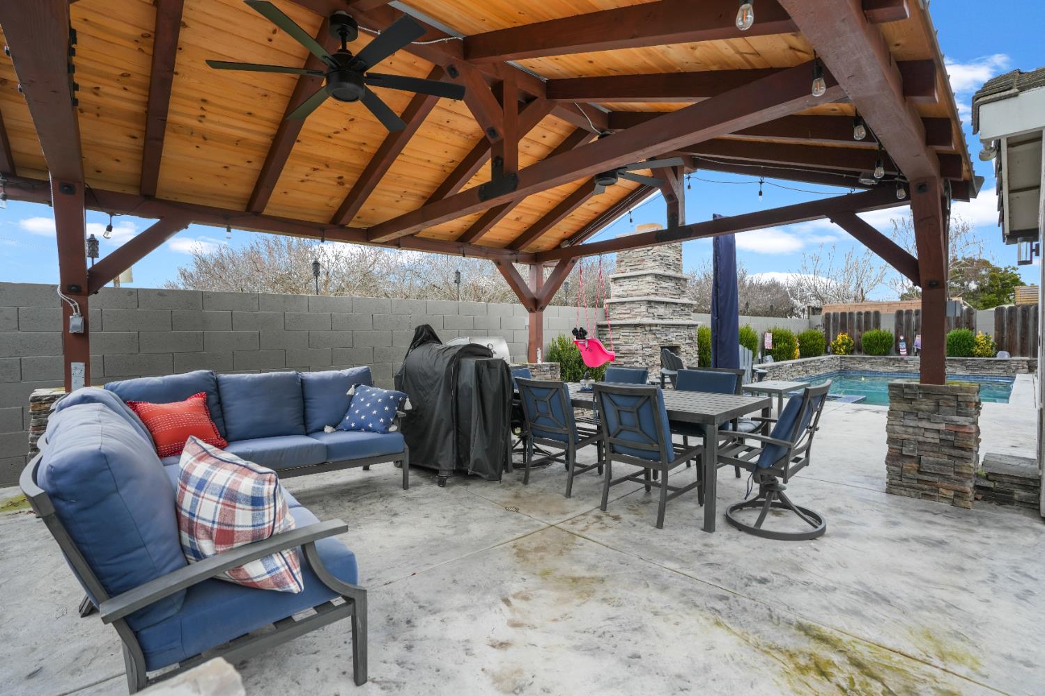 5125 Amaro Way Salida, CA 95368 - Photo 36 of 37 a view of a tables and chairs in patio